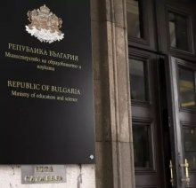 Връщането на малките ученици в клас при задължително тестване два пъти в седмицата е първа стъпка към връщането на всички ученици при същите условия, посочват от МОН