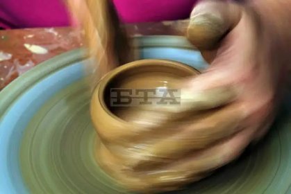 Дори и в ситуация на COVID-19 има нещо хубаво, защото аз създавам, не руша, казва грънчарката Евгения Георгиева Дори и в ситуация на COVID-19 има нещо хубаво, защото аз създавам, не руша, казва грънчарката Евгения Георгиева