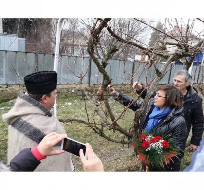 Корнелия Нинова заряза ритуално лозите в Лесново Корнелия Нинова заряза ритуално лозите в Лесново