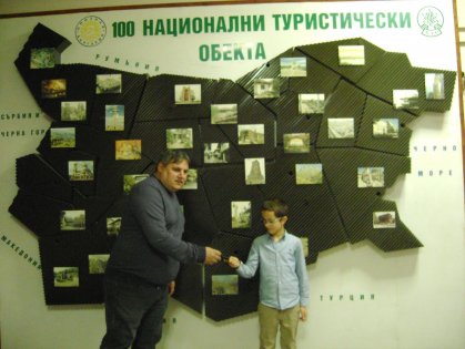 10-годишен пътешественик спечели автомобил от томбола на БТС 10-годишен пътешественик спечели автомобил от томбола на БТС