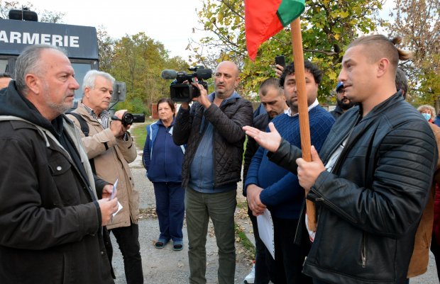В Харманли протестираха срещу местния център за мигранти