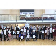 Наградиха 18 млади учители в навечерието на Деня на народните будители във Варна