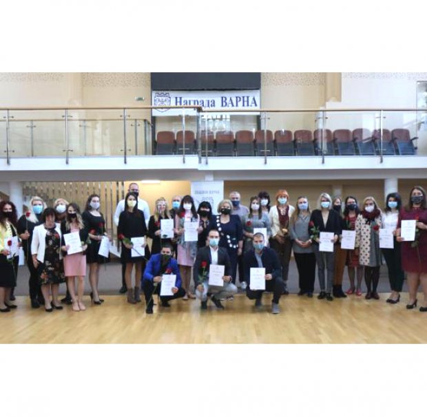 Наградиха 18 млади учители в навечерието на Деня на народните будители във Варна