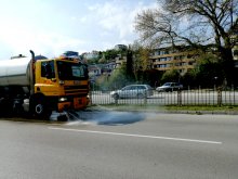 1716 дка улици и тротоари са измити във Варна през април