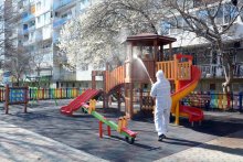 Дезинфекцират спортни и детски площадки, подлези и гари във Варна