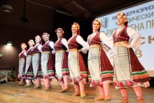 Топ хореографи обучават любители на българския фолклор във Варненския свободен университет