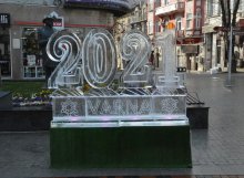 Поставиха ледени фигури 2021 с надпис Варна