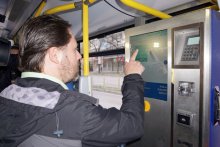 Машините за продажба на автобусни билети вече приемат и монети от 2 лв.