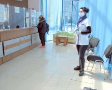 Медицински сестри помагат при раздаването на пенсии във Варна