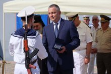 Кметът Иван Портних награди първенеца на военния випуск на ВВМУ „Н. Вапцаров“