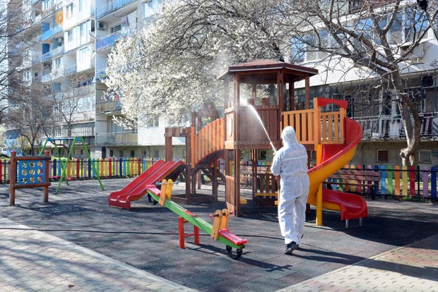 Дезинфекцират спортни и детски площадки, подлези и гари във Варна Дезинфекцират спортни и детски площадки, подлези и гари във Варна