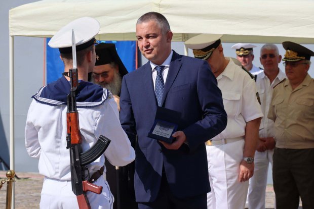 Кметът Иван Портних награди първенеца на военния випуск на ВВМУ „Н. Вапцаров“