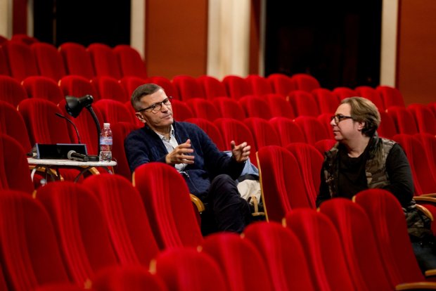 РЕЖИСЬОРЪТ НА "ЦИГУЛАР НА ПОКРИВА" НЕБОЙША БРАДИЧ ХВАЛИ БЪЛГАРИТЕ