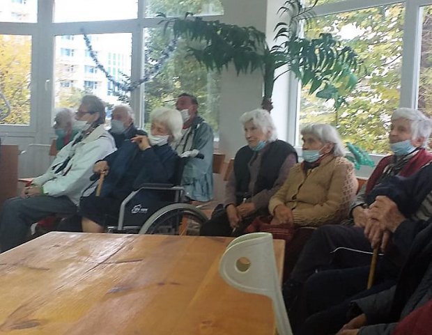 Дом възрастни хора "Гергана" изпрати коледни подаръци за центъра за пълнолетни лица с увреждания "Слънчевата къща"