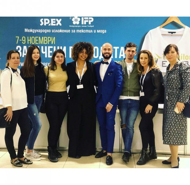 Студентка на Варненския свободен университет създаде рокля, която "говори"за изкуство и дизайн Студентка на Варненския свободен университет създаде рокля, която "говори"за изкуство и дизайн