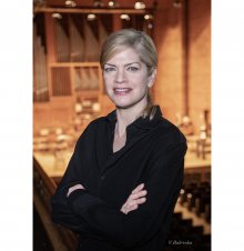 Първата дама, дирижирала в "Арена ди Верона", пристигна у нас за концерта си със Софийската филхармонияМаестра Кери-Лин Уилсън е възхитена от катедралата "Свети Александър Невски", зала "България" и класата на Националния ни филхармоничен оркестър