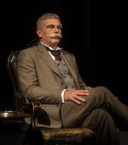 Юлиан Вергов влиза в ролята на Вазов, Владимир Пенев играе проф. Шишманов Юлиан Вергов влиза в ролята на Вазов, Владимир Пенев играе проф. Шишманов