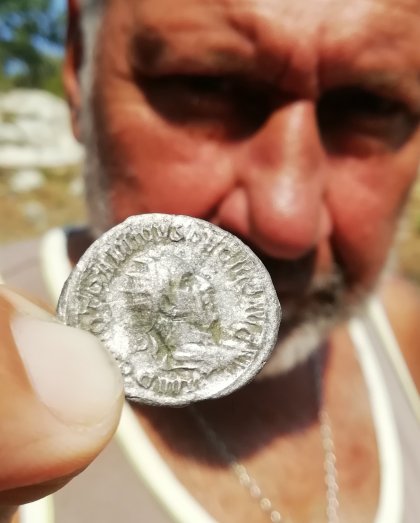 Погребален комплекс от осем кръгли мавзолея е открит на Перперикон Погребален комплекс от осем кръгли мавзолея е открит на Перперикон