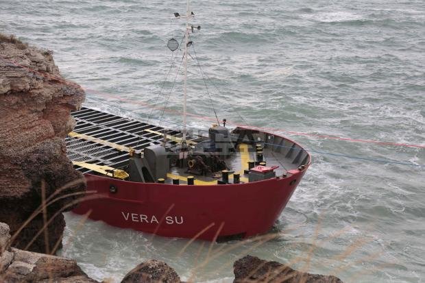 Корабът "Vera Su" не може да бъде спасен, предприема се акция за изваждане на потънало имущество