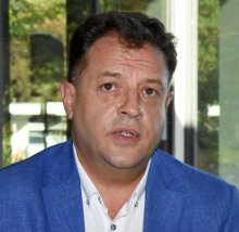 Вариант за справяне с кризата заради високите цени на електроенергията е общините да плащат сметките като битови потребители, смята кметът на Велико Търново Даниел Панов