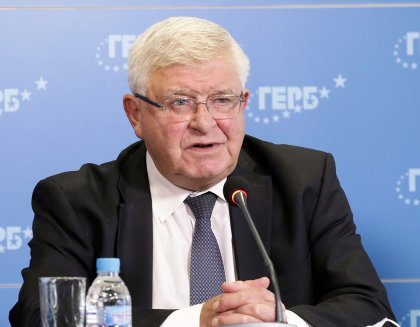 Дефицитът за тази година се предвижда да бъде 4.1 на сто, но вероятно ще стигне до около 6 процента, според Кирил Ананиев