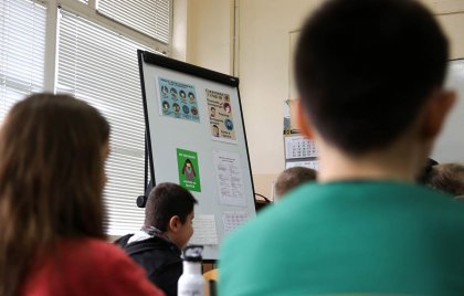 Учители създадоха 27 учебни помагала на чужди езици, които могат да се използват в училищата с интензивно изучаване на чужд език Учители създадоха 27 учебни помагала на чужди езици, които могат да се използват в училищата с интензивно изучаване на чужд език