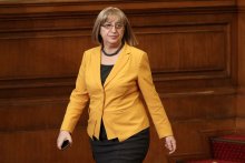  Parliament Leader Tsacheva Takes Leave to Go into Election Campaign