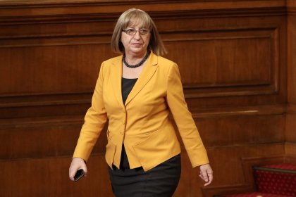 Parliament Leader Tsacheva Takes Leave to Go into Election Campaign Parliament Leader Tsacheva Takes Leave to Go into Election Campaign