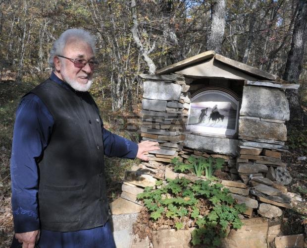 Четиридесет параклиса построи 78-годишният отец Петър в Свети Влас