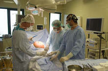 Хирурзи отстраниха20 кг.кистаот млада жена