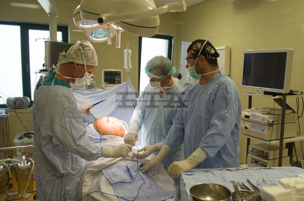 Хирурзи отстраниха20 кг.кистаот млада жена