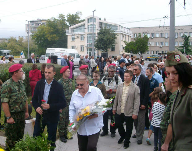 Кандидати за депутати от Коалиция "БСП лява България" участваха в  тържествения ритуал-поклонение,с който Сливен отбеляза Деня на независимостта 