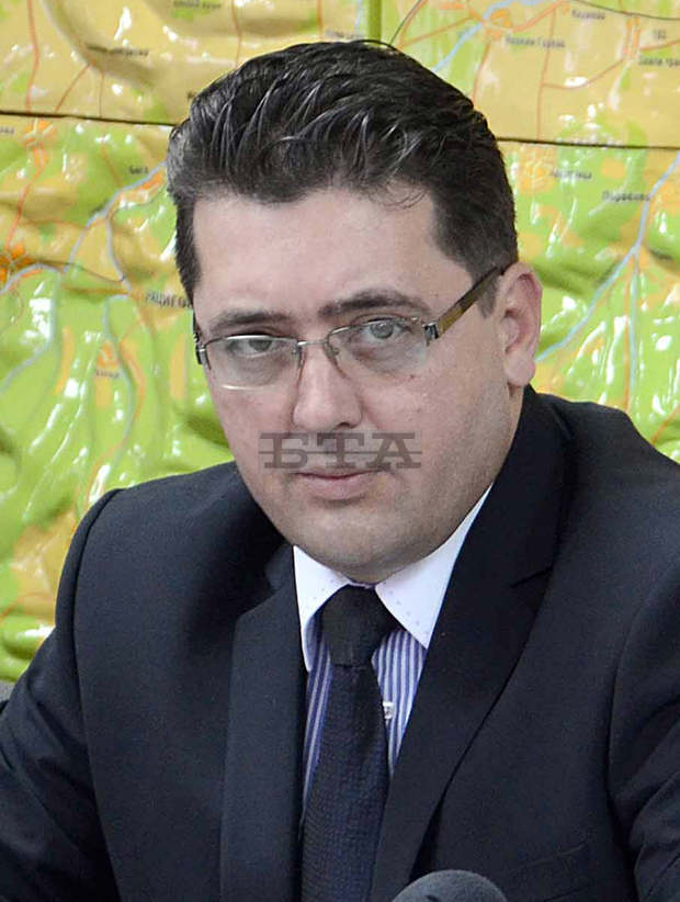 Полицията пресече канал за фалшиви паспорти на сирийски бежанци Полицията пресече канал за фалшиви паспорти на сирийски бежанци