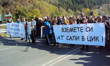 Протест срещу Александър Методиев  отново ще затвори главния път  Е-79