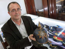 Изложба представя полицейски и военни фуражки от цял свят