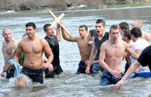 В Ловеч  за богоявленския кръст  се хвърлиха 27 мъже