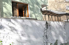 Неизвестни заляха с черна течност, наподобяваща боя къщата и колата на видинския кмет 