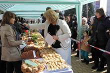 Коледна трапеза подредиха в центъра на Димитровград участници в конкурс на общината