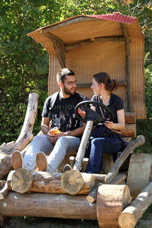 Автомобилът на Фред Флинтстоун радва посетителите на зоопарка в Стара Загора