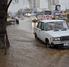 Язовир "Студен кладенец" се изпуска от всички клапи, започна изпускане и на яз."Кърджали"