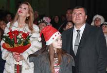 Светлините на коледната елха в Павликенизапалиха кметът инж.Емануил Манолов иестрадната певица Росица Кирилова