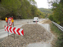 Започна изграждането на нова подпорна  стена на проблемния участък от пътя  Симитли - Разлог близо до село Градево