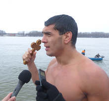 ММА-боец хвана за пети път кръста на Богоявление 