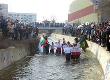 Дванайсет души нагазиха в студените води на река Новоселска в Сливен, за да изиграят мъжко хоро на Йордановден