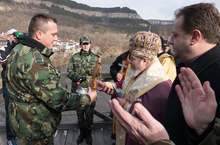 Кадетът Емил Михайлов от НВУ "Васил Левски" извади Богоявленския кръст от водите на Янтра във Велико Търново