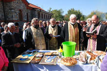 В навечерието на църковния празник в чест на  Св. Петка  почетоха светицата с многолюден събор край храма, който се изгражда на нейно име в село Тросково