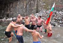 Пожарникар извади митрополитския кръст от ледените води на река Лева край Враца