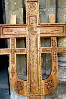 Румънска община дари голям дървен резбован кръст на Русенската митрополия 