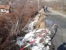 Около 20 метра  е свлачищната зона на пътя между дупнишките села Дяково и Кременик