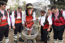 В Стара Загора десетки граждани се събраха на гроздобер на Орфеева лоза